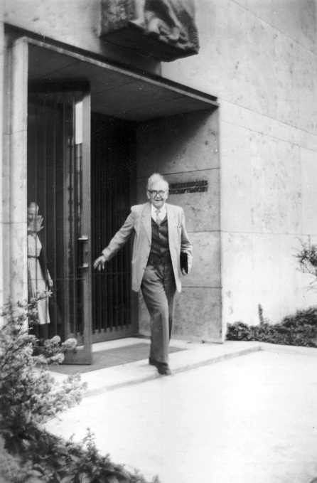 Karl Barth vor dem Kollegienhaus